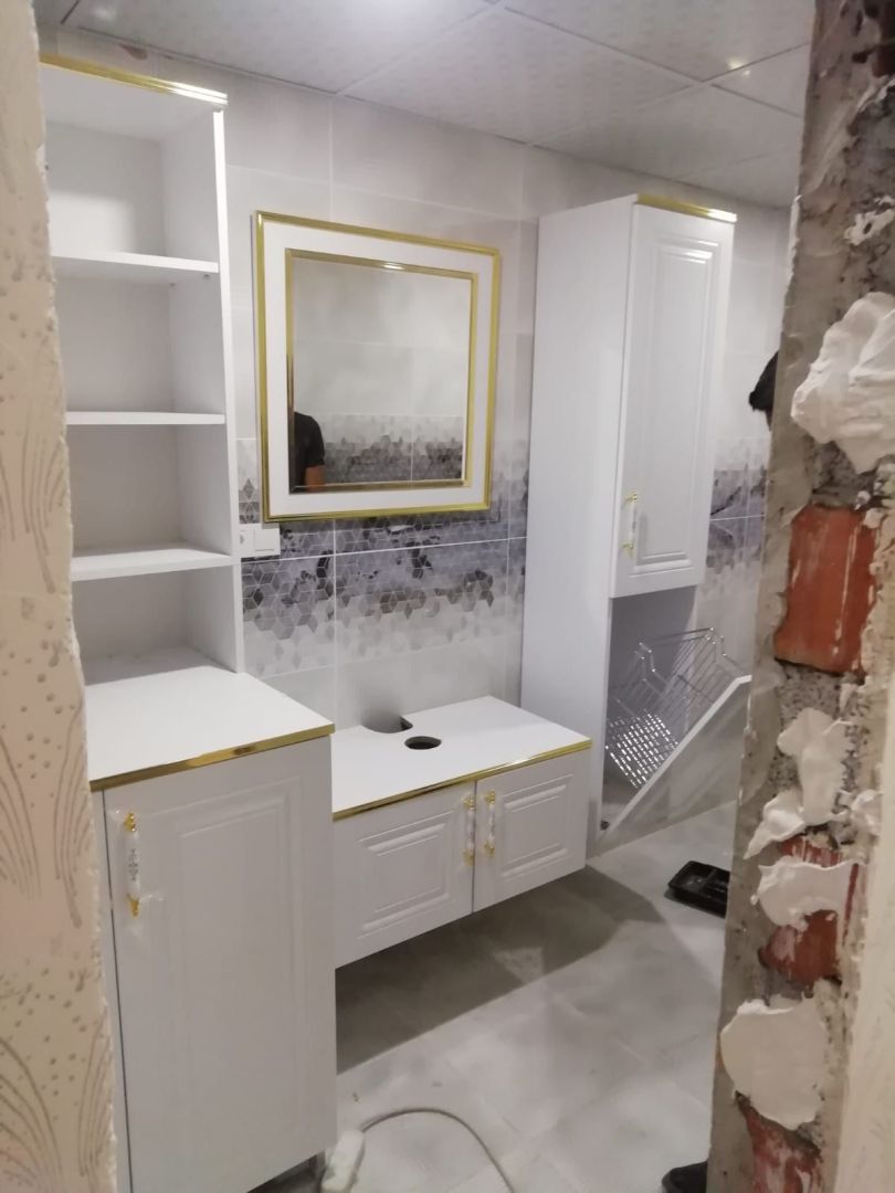 Gold Detaylı Beyaz Klasik Banyo Dolabı ve Ayna Seti