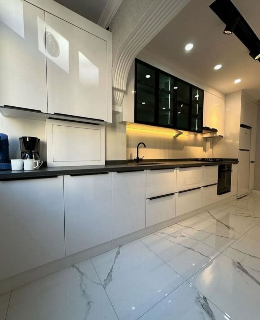 Siyah Tezgâhlı Beyaz Modern Mutfak Dolabı