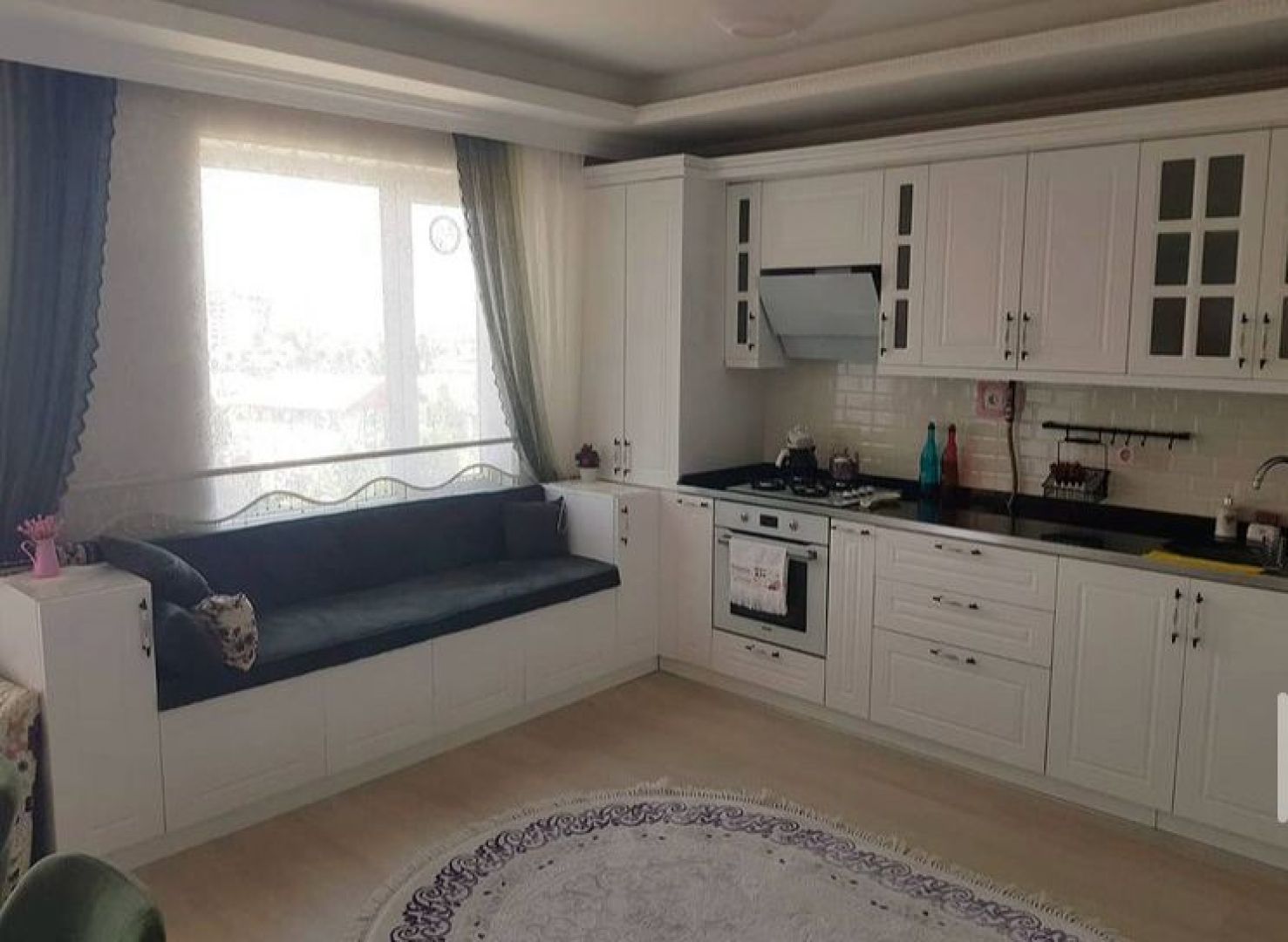 Oturma Alanlı Klasik Beyaz Mutfak Dolabı