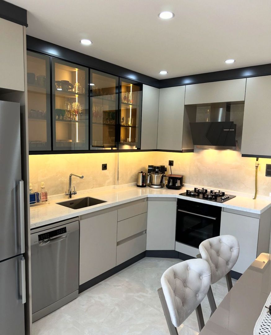 Cam Vitrinli Gri Modern Ankastre Mutfak Dolabı