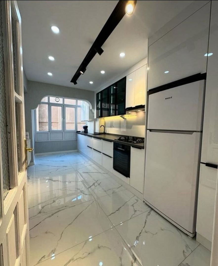Siyah Tezgâhlı Beyaz Modern Mutfak Dolabı